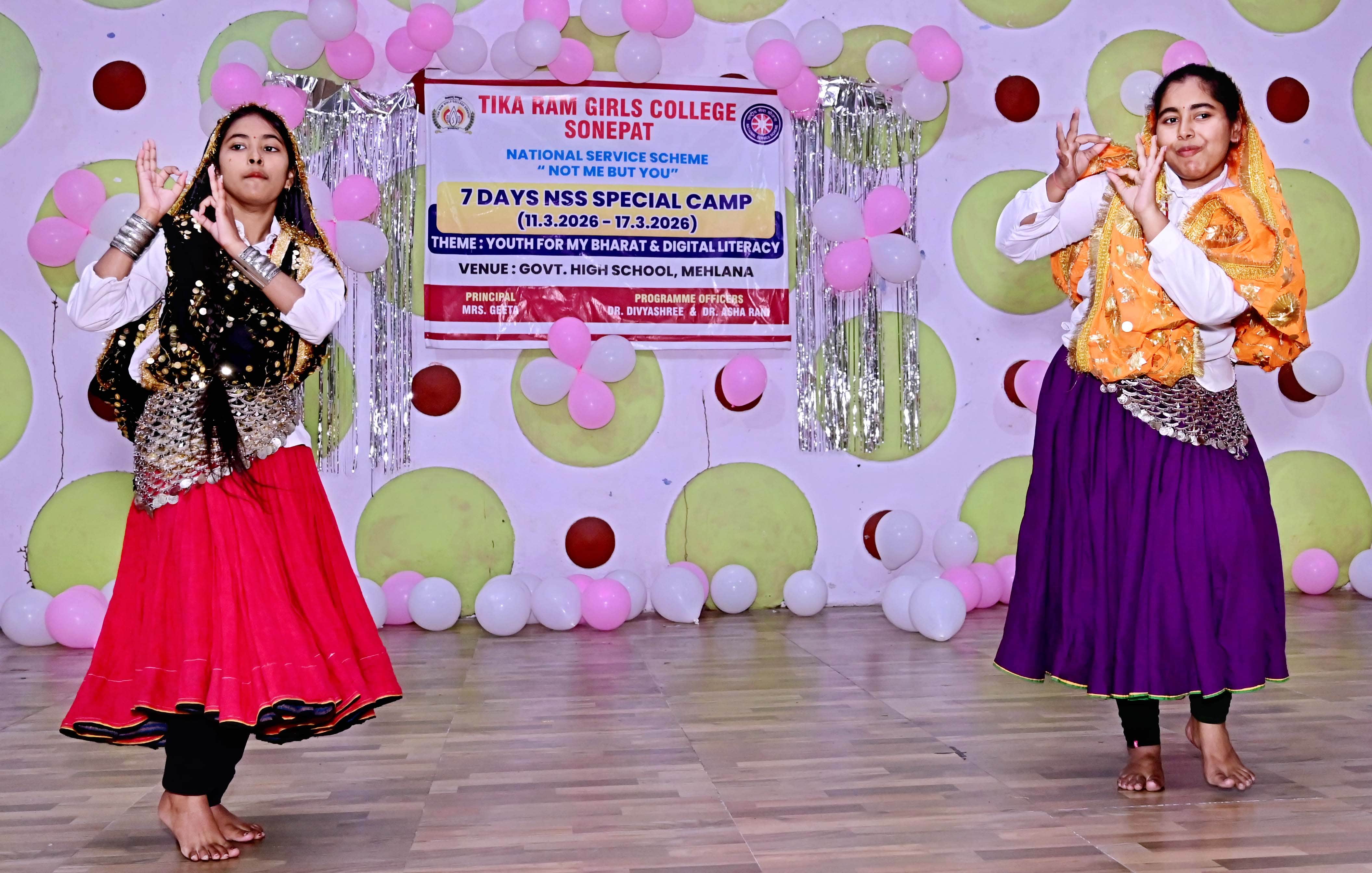 एनएसएस शिविर के समापन के दौरान सांस्कृतिक कार्यक्रम की प्रस्तुति देती स्वयंसेविकाएं। स्रोत :  स