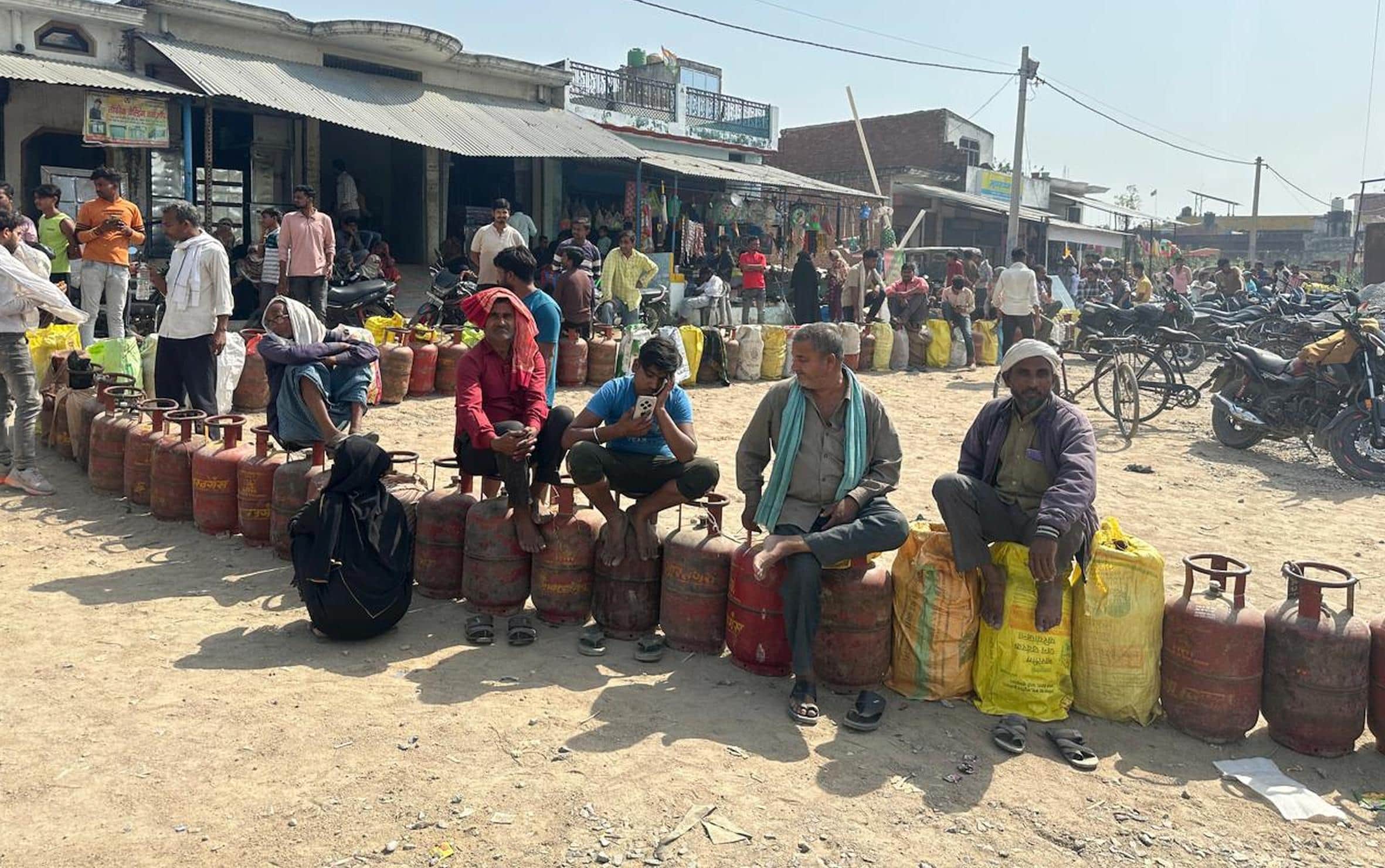 फखरपुर में एजेंसी पर गैस सिलिंडर लेने के लिए लगी लंबी लाइन।