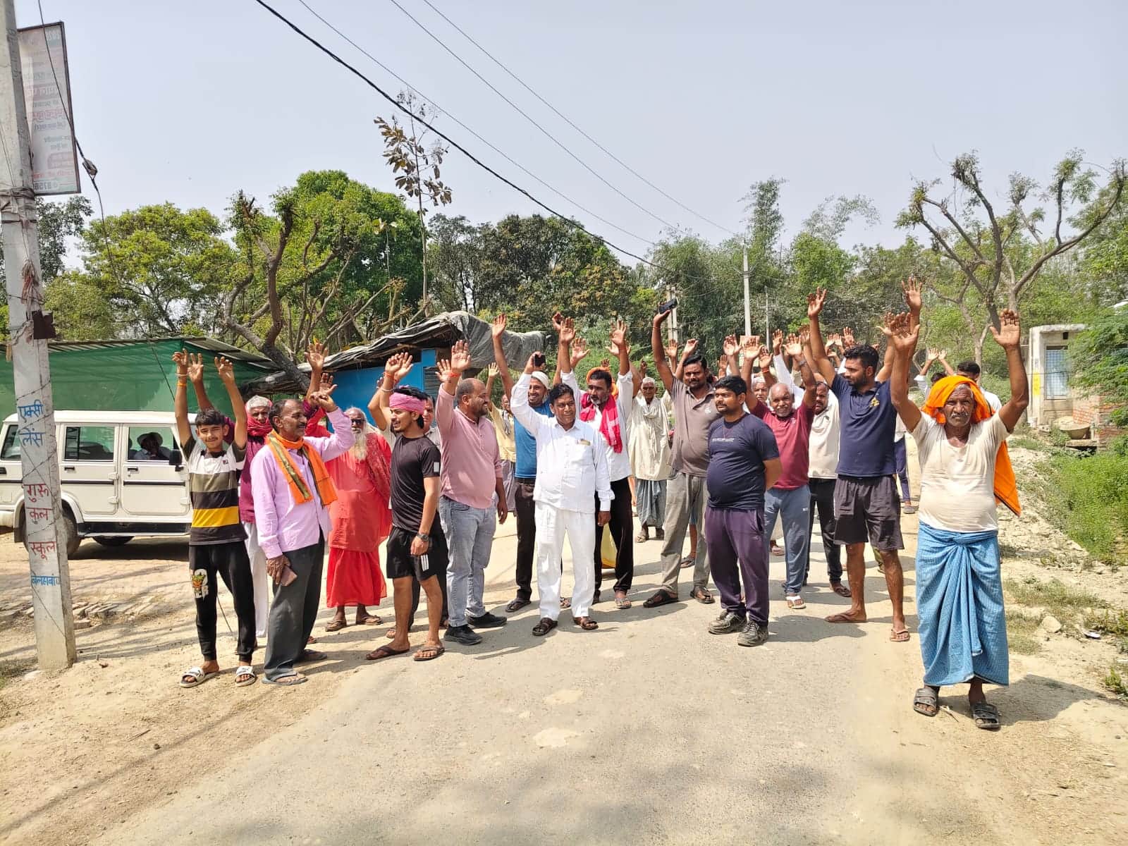 फूलपुर के बेलहाबाध गांव के सामने रेलवे अंडरपास निर्माण की मांग को लेकर नारेबाजी करते ग्रामीण।