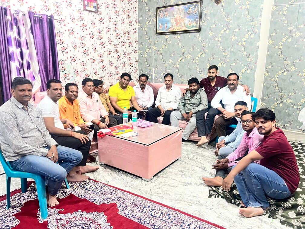 फोटो 01 बैठक के दौरान उपस्थित क्लब सदस्य। क्लब