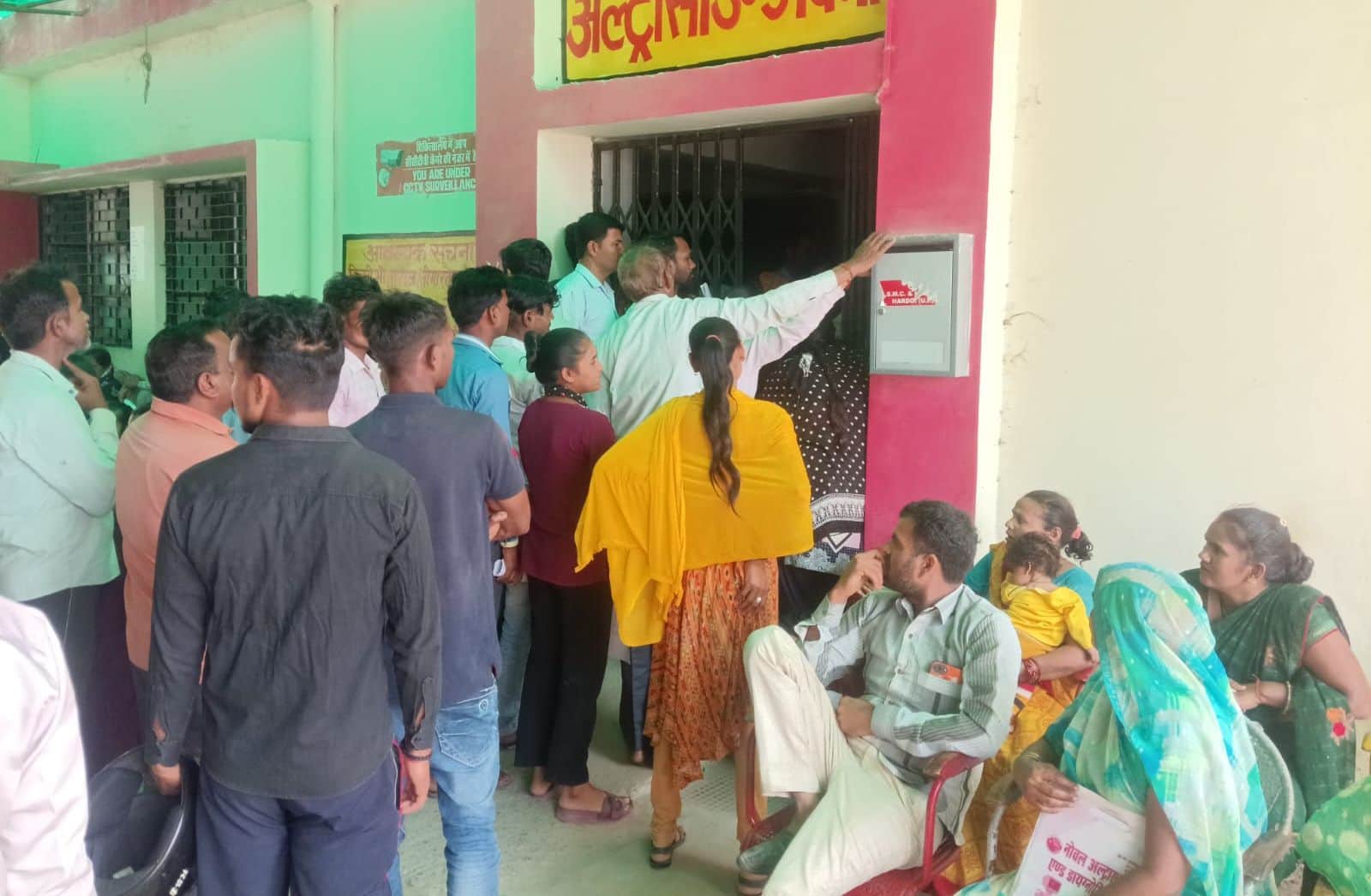 फोटो-01- मेडिकल कॉलेज के अल्ट्रासाउंड कक्ष के बाहर लगी मरीजों की भीड़। संवाद