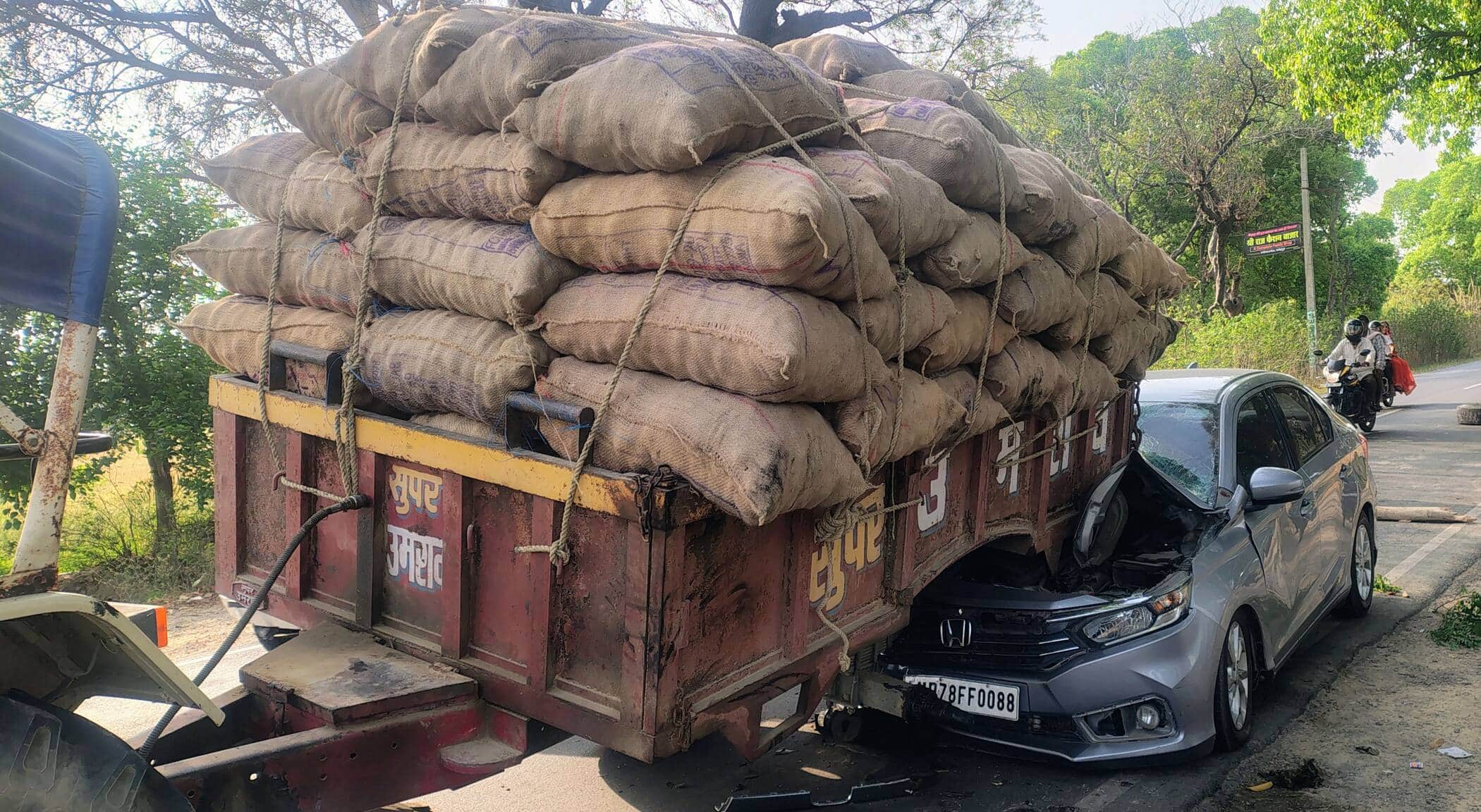 फोटो-01-ट्रैक्टर ट्राली के नीचे घुसी कार। संवाद