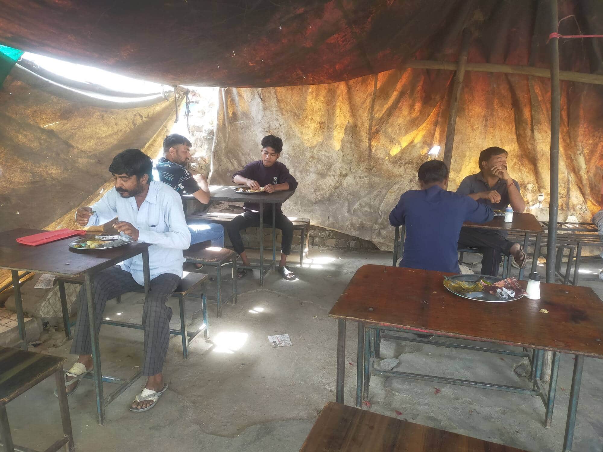 फोटो 03 नप के बगल में स्थित दुकान पर छोले भटूरे खाते लोग। संवाद