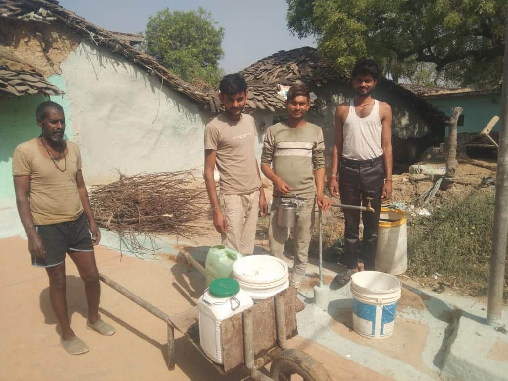 फोटो - 04 जरर गांव में योजना के तहत लगे नल से पानी की राह ताकते ग्रामीण। संवाद