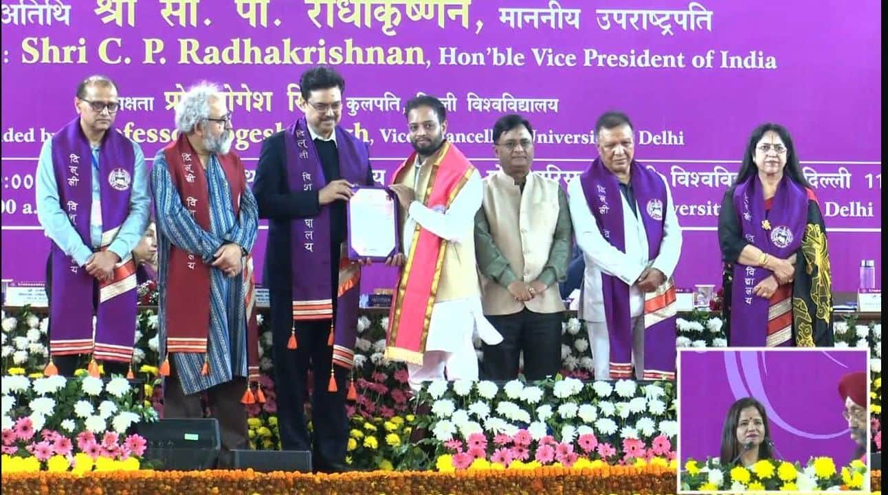 फोटो 07 दीक्षांत समारोह में पीएचडी की उपाधि ग्रहण करते सचिन भारद्वाज। ग्रामीण