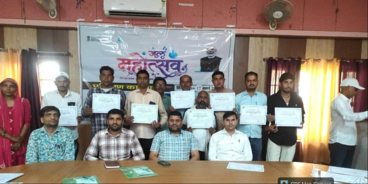 फोटो 08 नलकूप चालकों को प्रशस्ति पत्र प्रदान करते विभागीय अधिकारी। विभाग