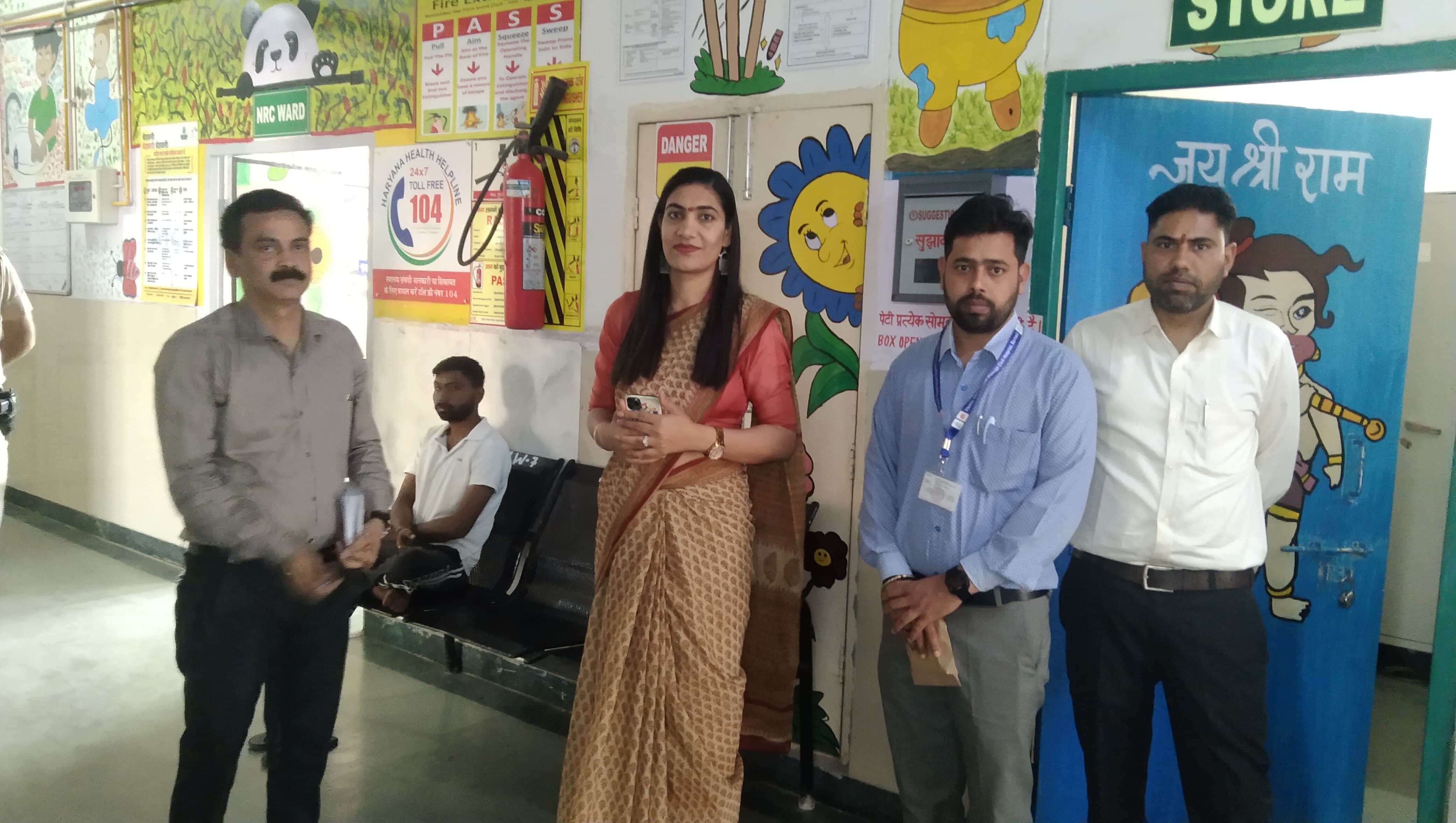 फोटो 09नशा मुक्ति केंद्र का निरीक्षण करती सीजेएम नीलम कुमारी। विभाग