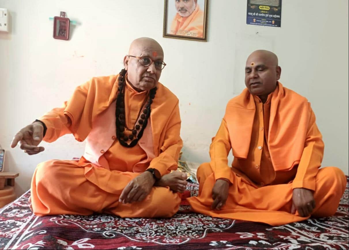 फोटो-12- पत्रकारों से वार्ता करते महामंडलेश्वर व हिन्दू रक्षा सेना के राष्ट्रीय अध्यक्ष स्वामी 