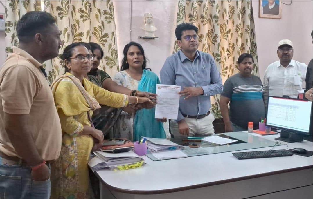 फोटो 14::बिजली निगम के अधीक्षण अभियंता को ज्ञापन सौंपते व्यापार मंडल के पदाधिकारी। स्रोत-स्वय