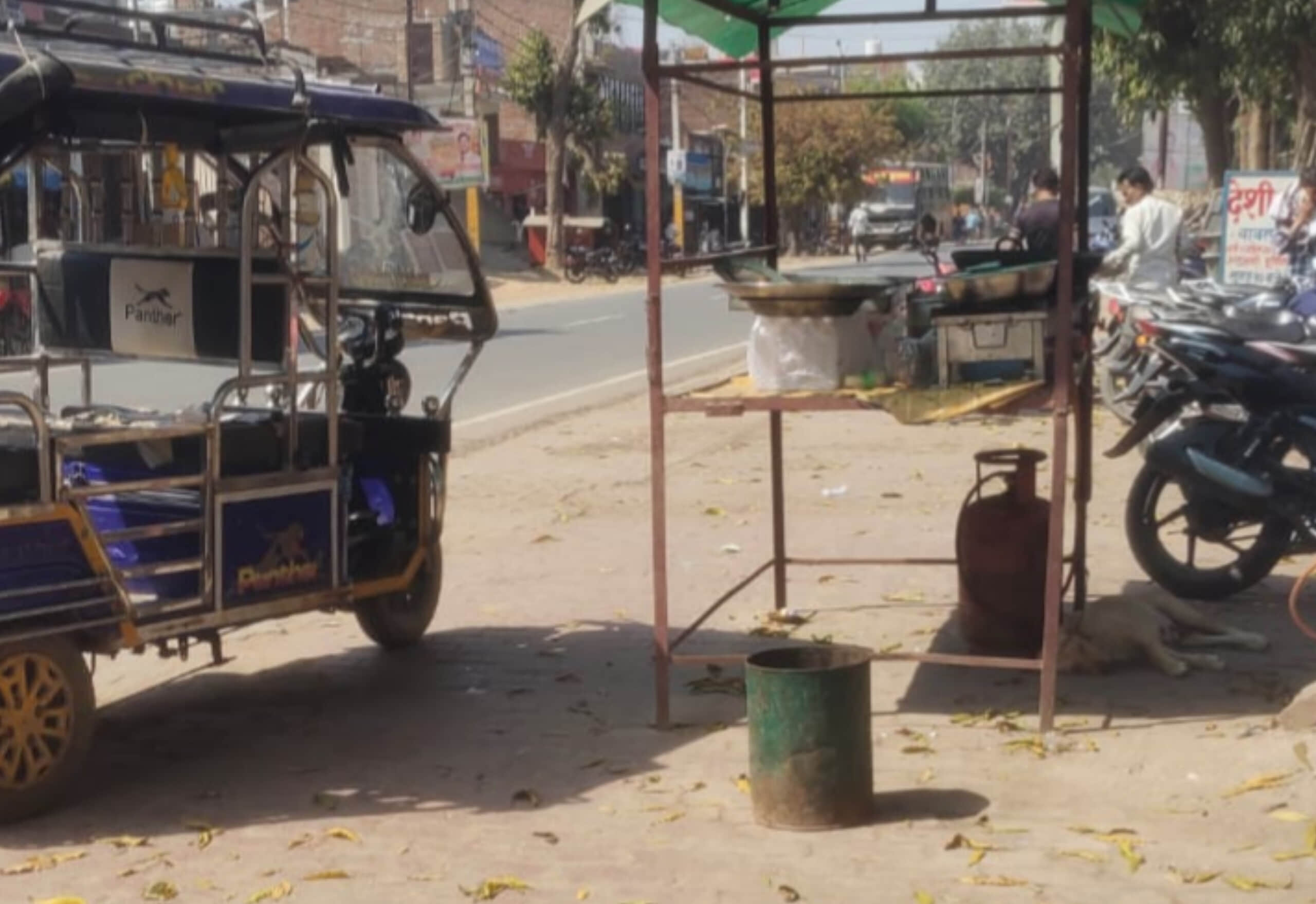 फोटो-15-बाबरपुर में घरेलू सिलेंडर का उपयोग करता रेहड़ी दुकानदार। संवाद