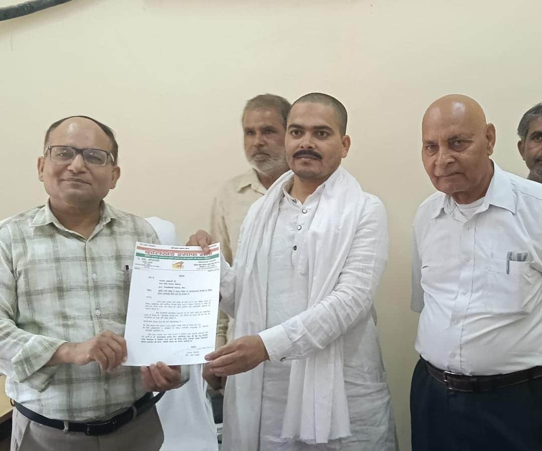 फोटो - 15 डिप्टी कलेक्टर इरफानउल्ला खां को ज्ञापन देते एएस नोमारी। संवाद