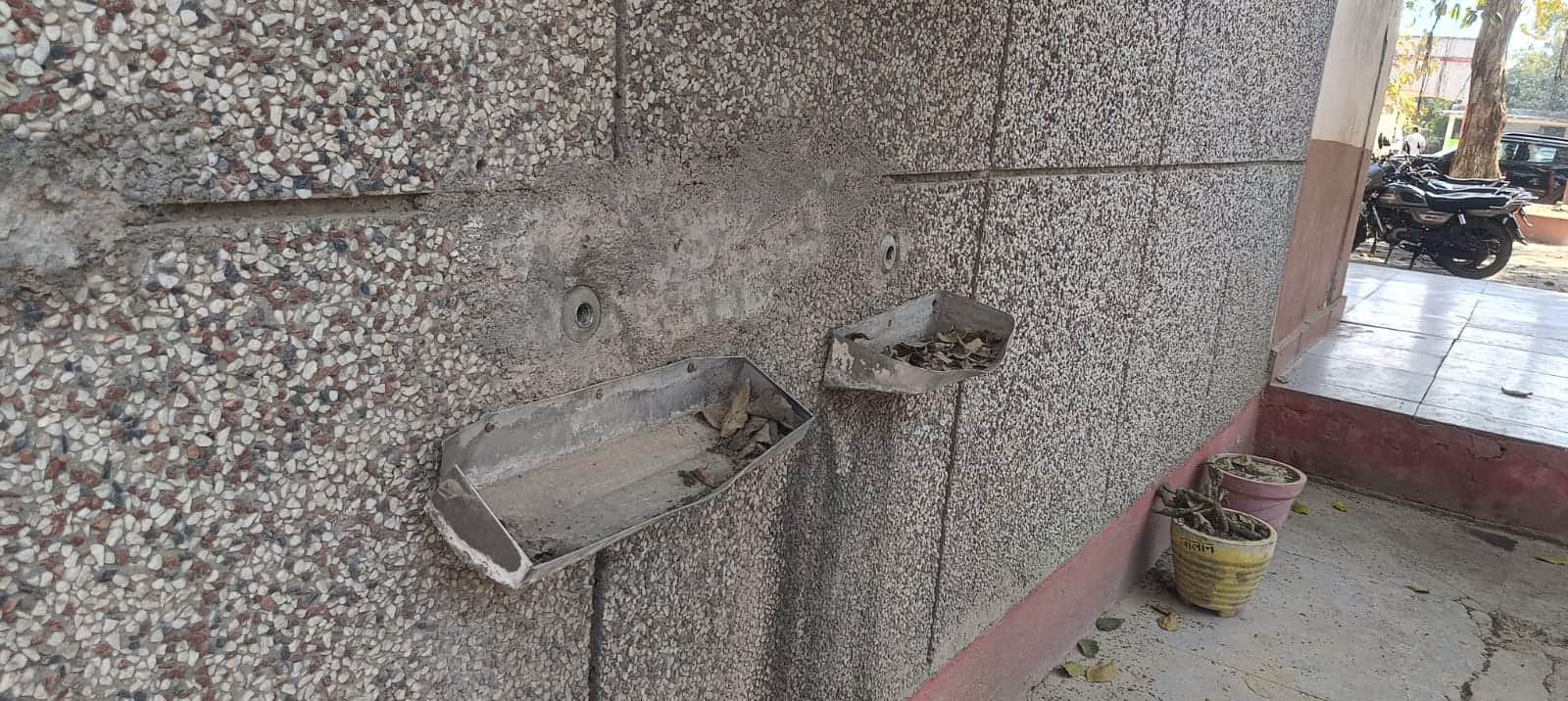 फोटो-15-एसडीएम कोर्ट के बाहर लगे वाटर कूलर की गायब दोनों टोंटियां। संवाद