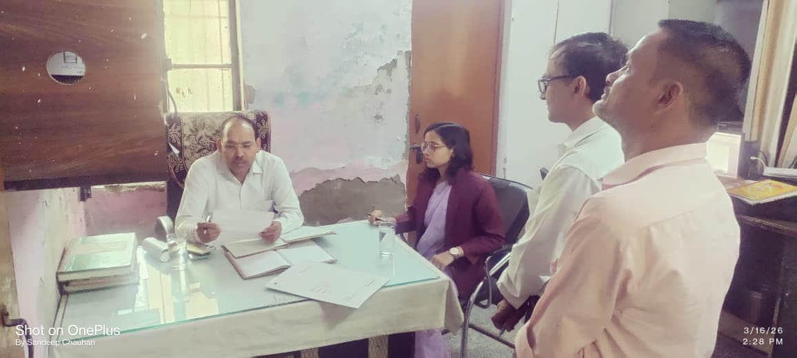 फोटो 15 उपस्थिति पंजिका देखते एफटीसी जज कुलदीप सिंह। स्रोत प्राधिकरण