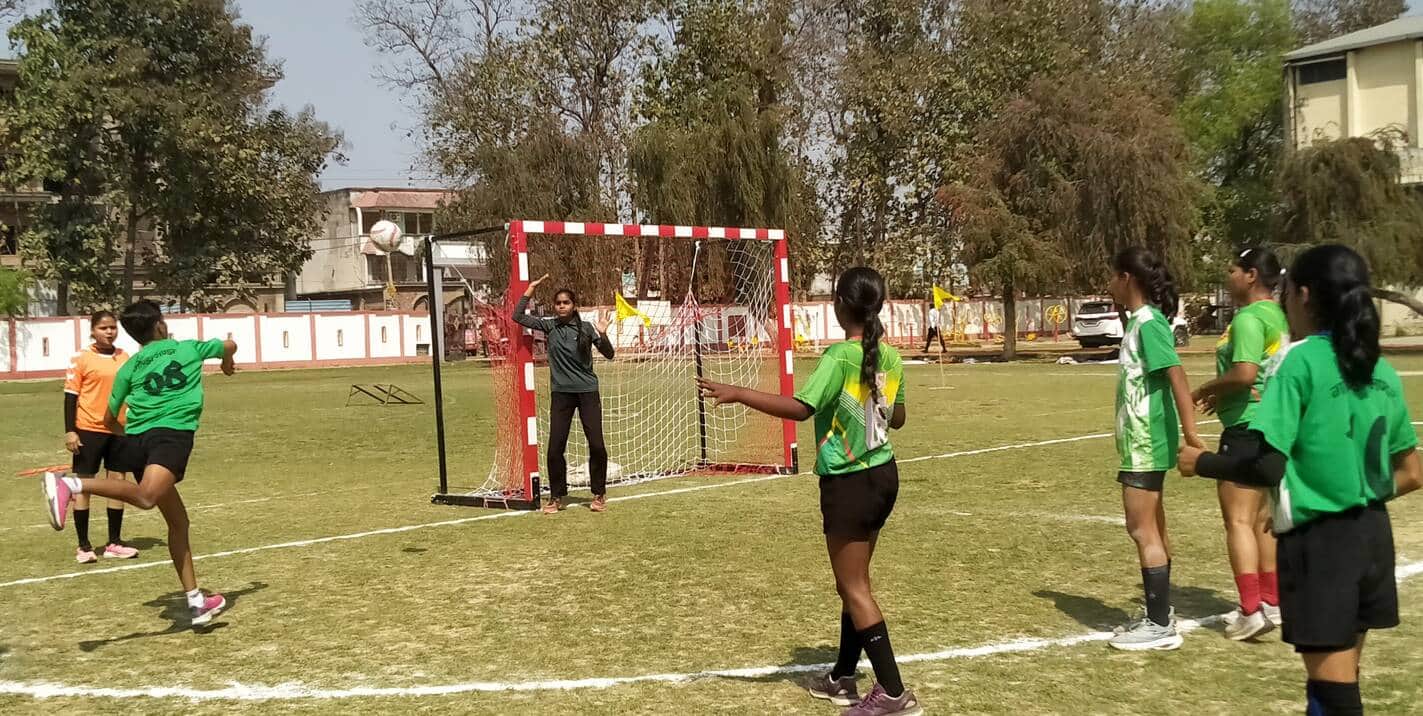 फोटो-17-बलरामपुर के स्पोटर्स स्टेडियम में हैंडबाल खेलते खिलाड़ी।-संवाद