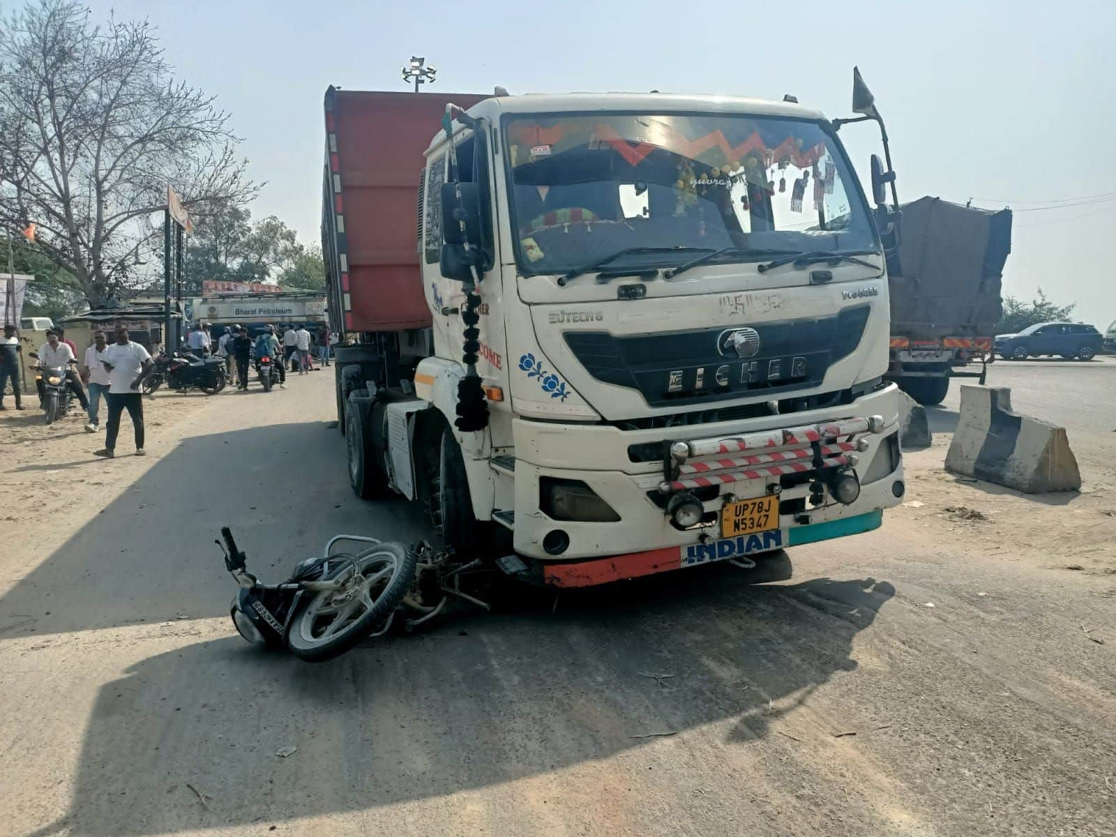 फोटो-17-हादसे में क्षतिग्रस्त बाइक और हाईवे पर खड़ा डंपर। स्रोत: पाठक