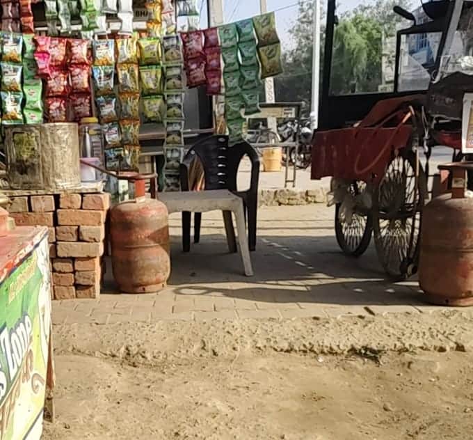 फोटो 17नांगल चौधरी में रेहड़ी पर किया जा रहा घरेलू गैस सिलेंडर का प्रयोग।संवाद