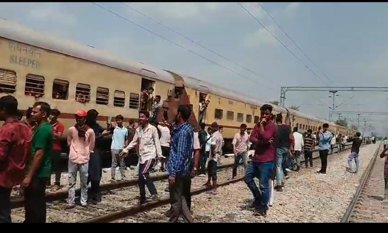 Passengers of Valsad-Danapur Express create ruckus, stop Janata Express by waving red cloth