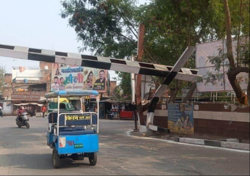 फोटो-19-हरदोई रोड पुल का क्षतिग्रस्त हाइट गेज बैरियर। संवाद