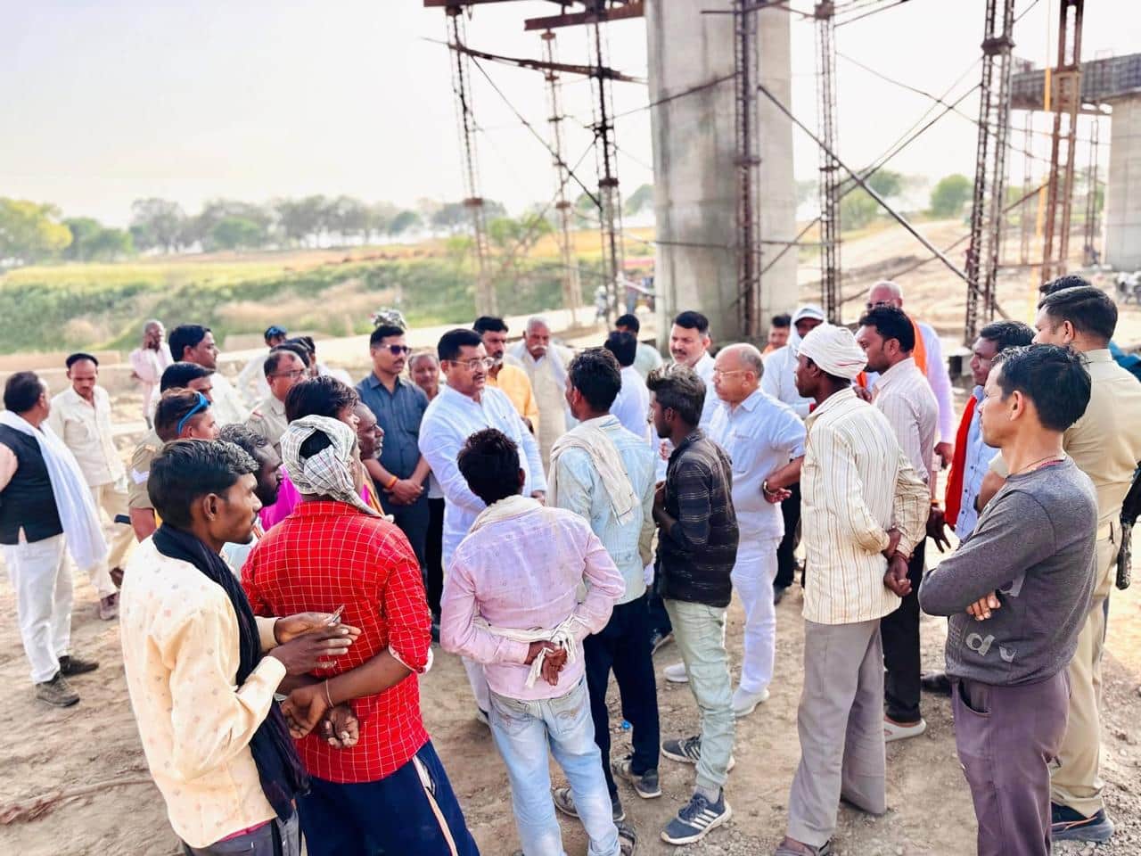 फोटो - 19 दीर्घ सेतु के निर्माण का निरीक्षण करने के दौरान लोगों से बात करते राज्यमंत्री। संवाद