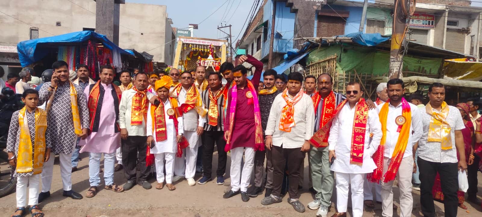 फोटो 20 ठाकुर जी की शोभा यात्रा में मौजूद वैश्य समाज के लोग। संवाद