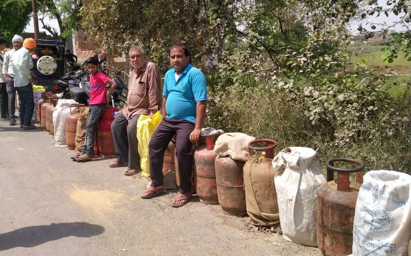 फोटो-23-बलरामपुर के धर्मपुर में गैस सिलिंडर लेने के लिए लगी उपभोक्ताओं की लाइन ।-संवाद