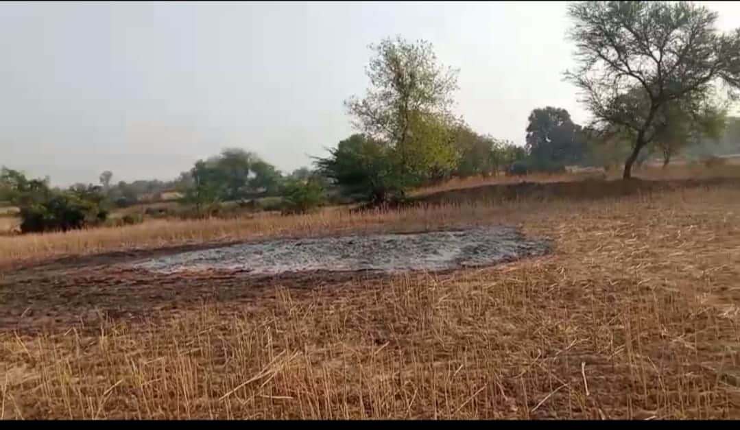 फोटो - 24 आग से राख में तब्दील हुई फसल। संवाद