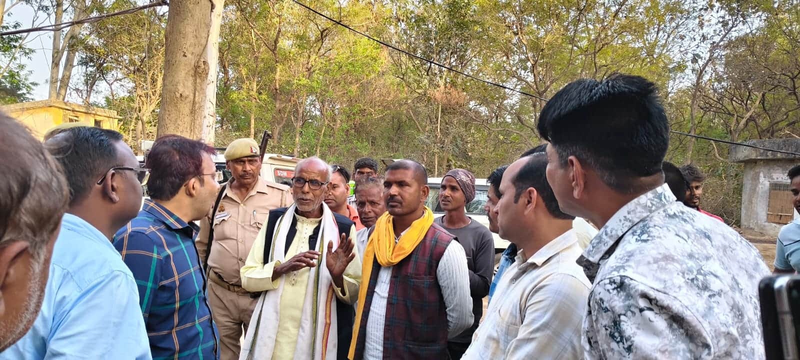 फोटो-24 सूत मिल परिसर में अखिलेश के पिता किशनपाल से घटना की जानकारी लेते एसडीएम कायमगंज। स्रो