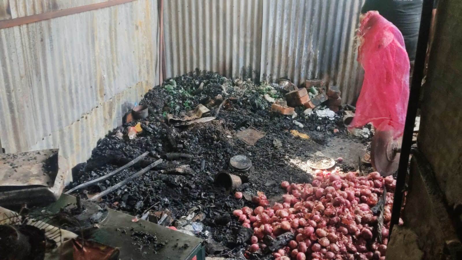 फोटो-27-बलरामपुर के वीर विनय चौराहे के पास दुकान में लगी आग से जला सामान ।-संवाद