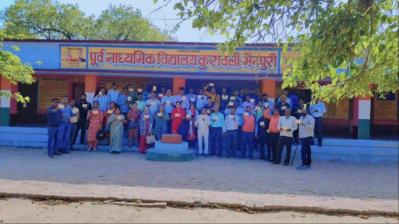 फोटो 27 कुरावली में टेट की अनिवार्यता के विरोध में पोस्टकार्ड के साथ प्रदर्शन करते शिक्षक- शिक्