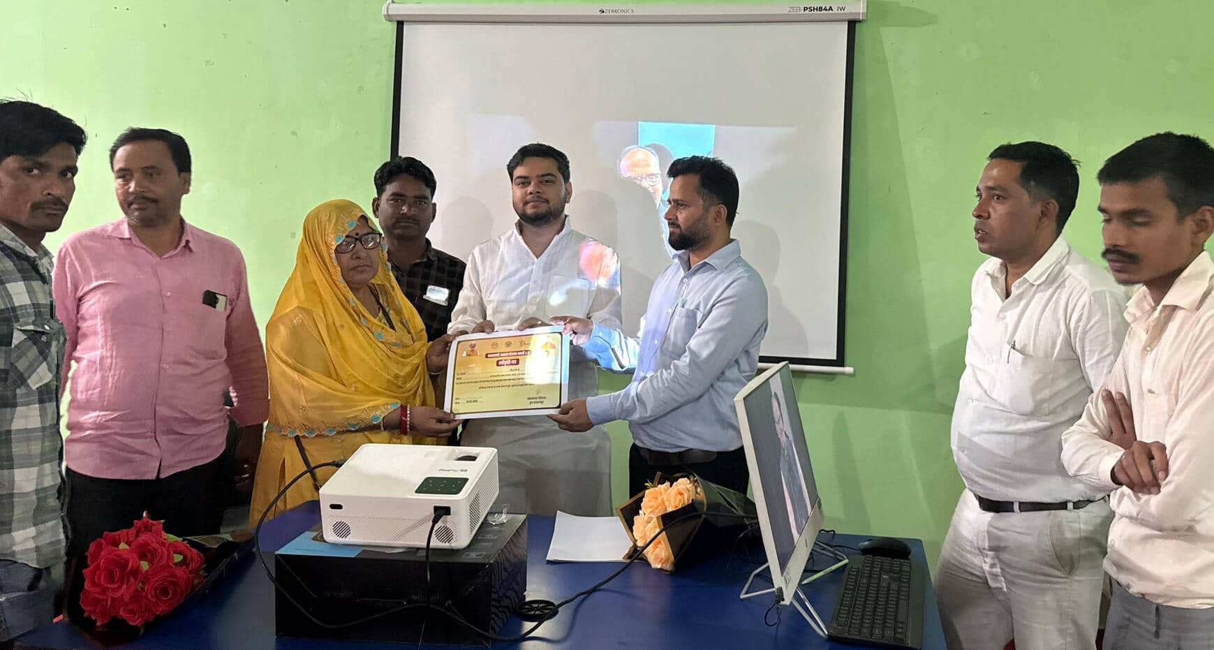 फोटो-28-बलरामपुर के तुलसीपुर में लाभार्थी को प्रमाण पत्र देते नगर पंचायत अध्यक्ष प्रतिनिधि व 