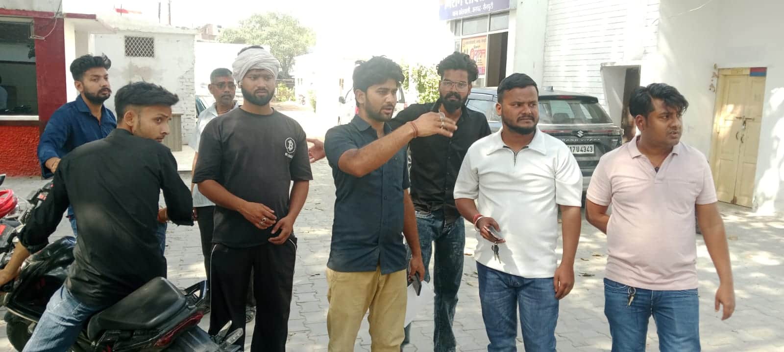 फोटो 3 कोतवाली में शिकायत देने पहुंचे गोरक्षा प्रकोष्ठ के पदाधिकारी। संवाद