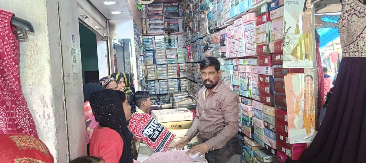 फोटो-3-दुकान पर खरीदारी करते ग्राहक।संवाद