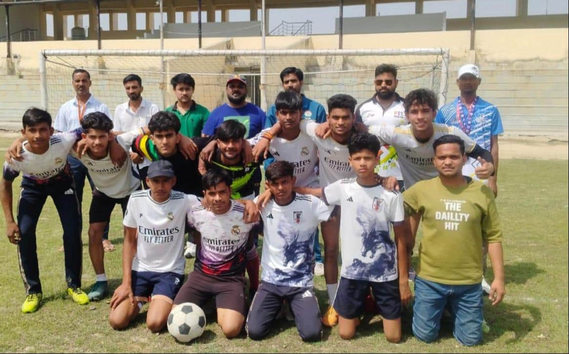 फोटो-30-बढि़न स्टेडियम में मौजूद खिलाड़ियों की टीम।संवाद