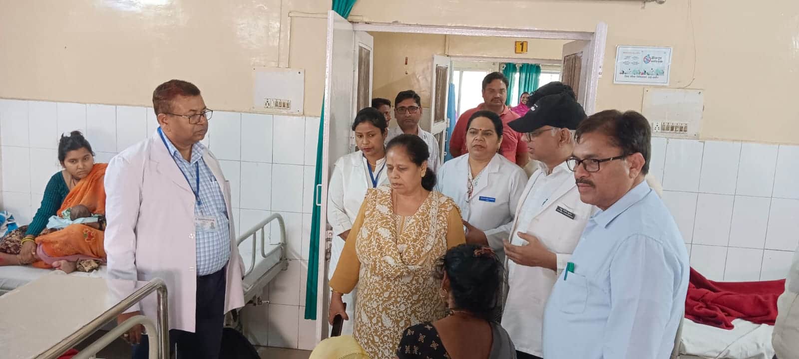 फोटो-30-महिला अस्पताल का निरीक्षण करतीं अपर निदेशक डॉ. सुमन। संवाद