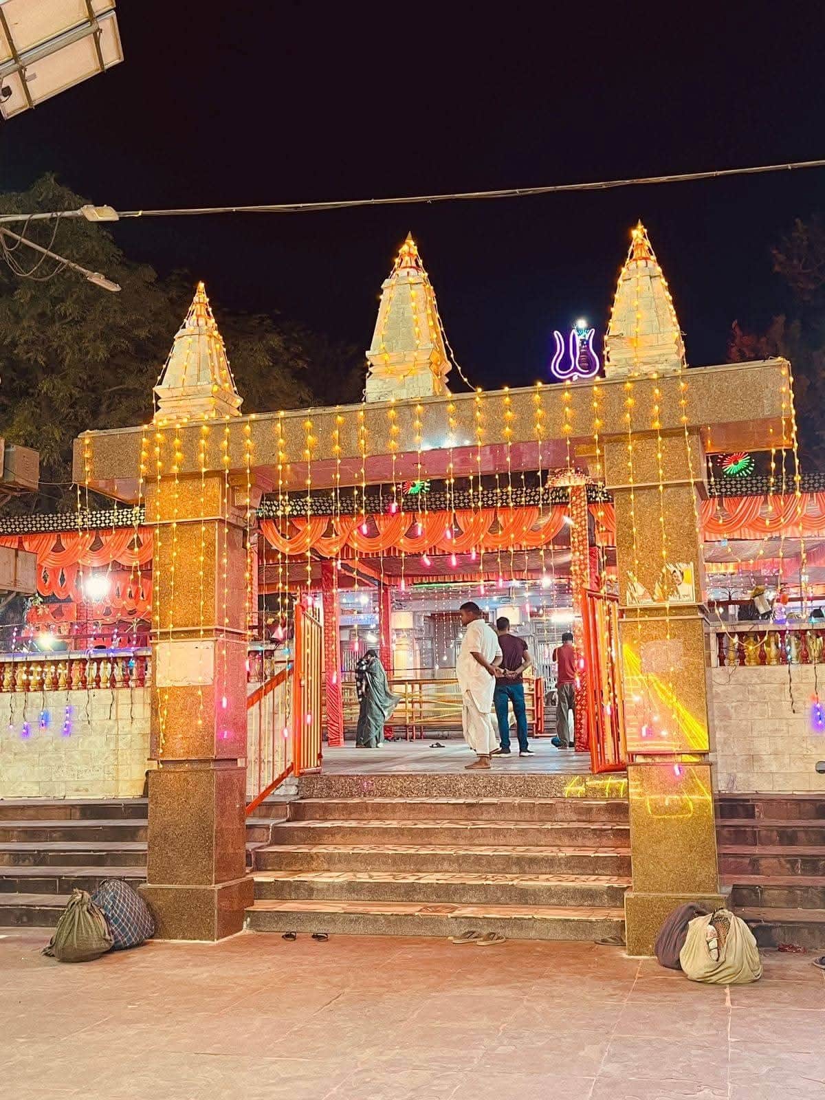 फोटो-31-बलरामपुर के में सजाया गया शक्तिपीठ देवीपाटन मंदिर का गेट ।-संवाद