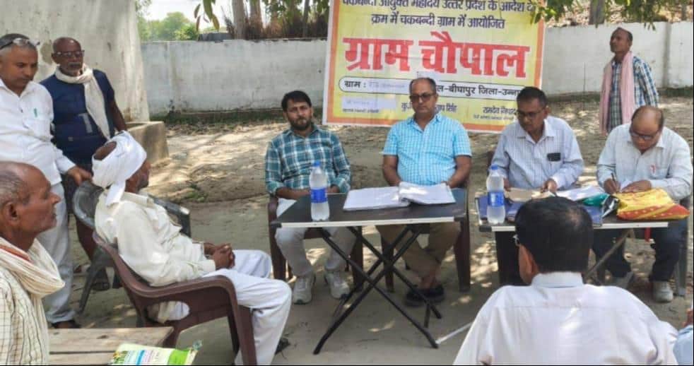 फोटो-33- चौपाल में समस्याएं सुनते अधिकारी। स्रोत: कर्मचारी