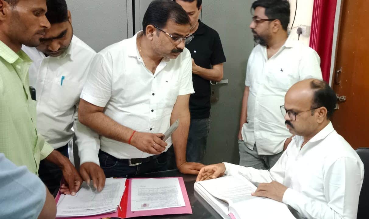 फोटो-38-बलरामपुर के बीएसए कार्यालय में काउंसलिंग कराते अभ्यर्थी ।-संवाद