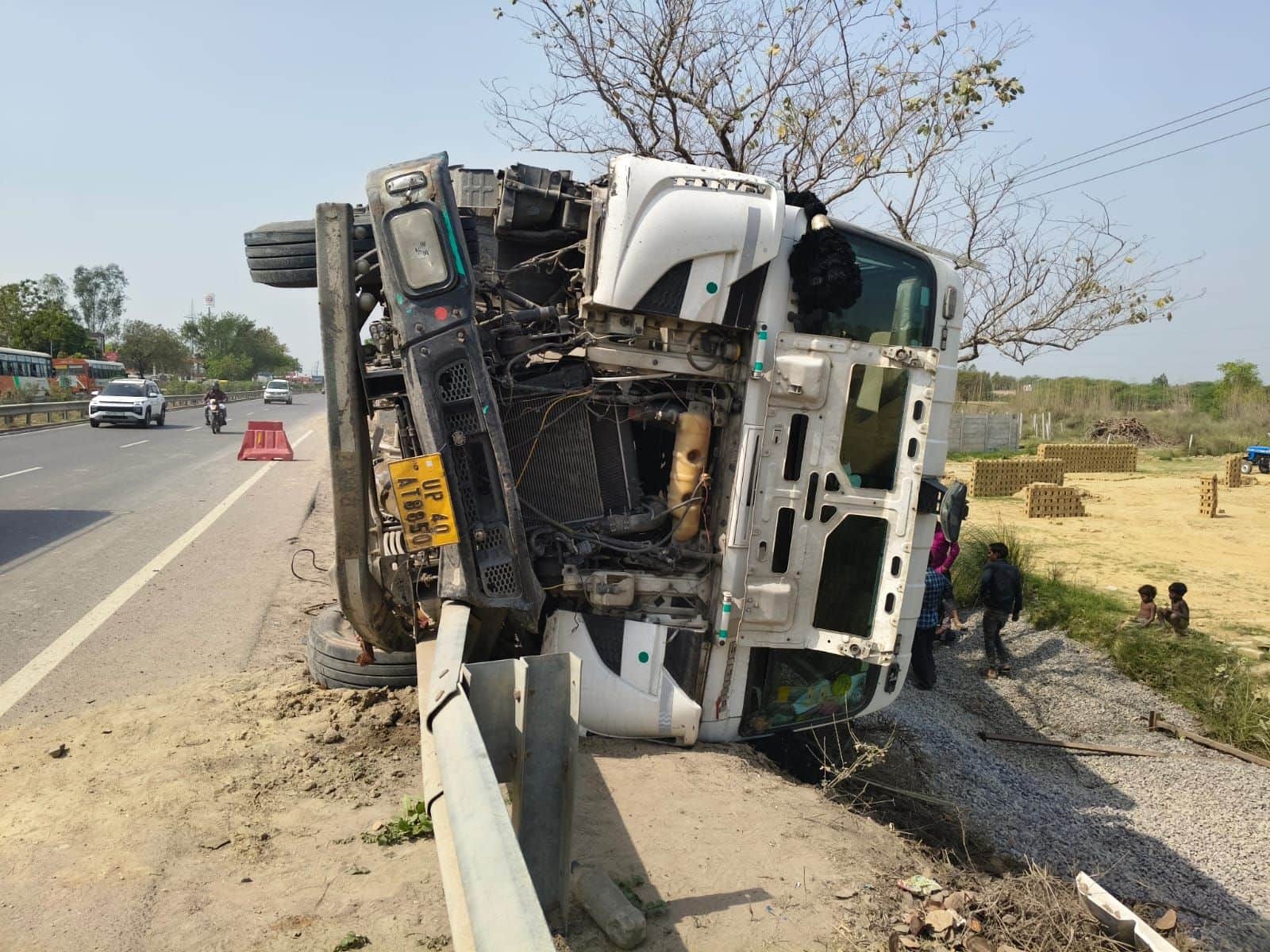 फोटो-4-अजगैन कोतवाली क्षेत्र के जगदीशपुर गांव के पास एक ईंट-भट्ठे के सामने पलटा पड़ा ट्रक। संवा