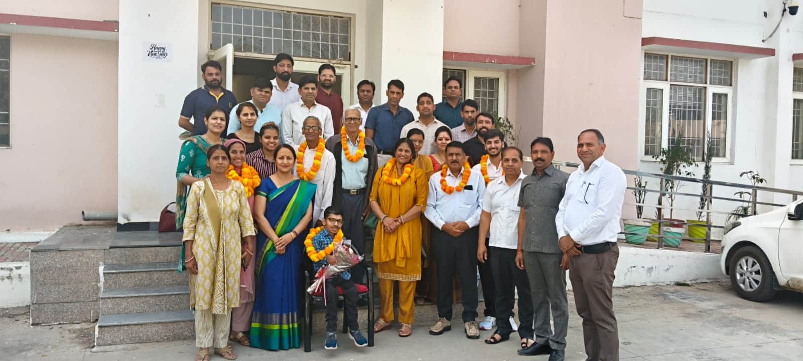 फोटो 4नीतेश कुमार यादव के सम्मान में आयोजित समारोह में उपस्थित महाविद्यालय स्टाफ सदस्य।स्रोत 