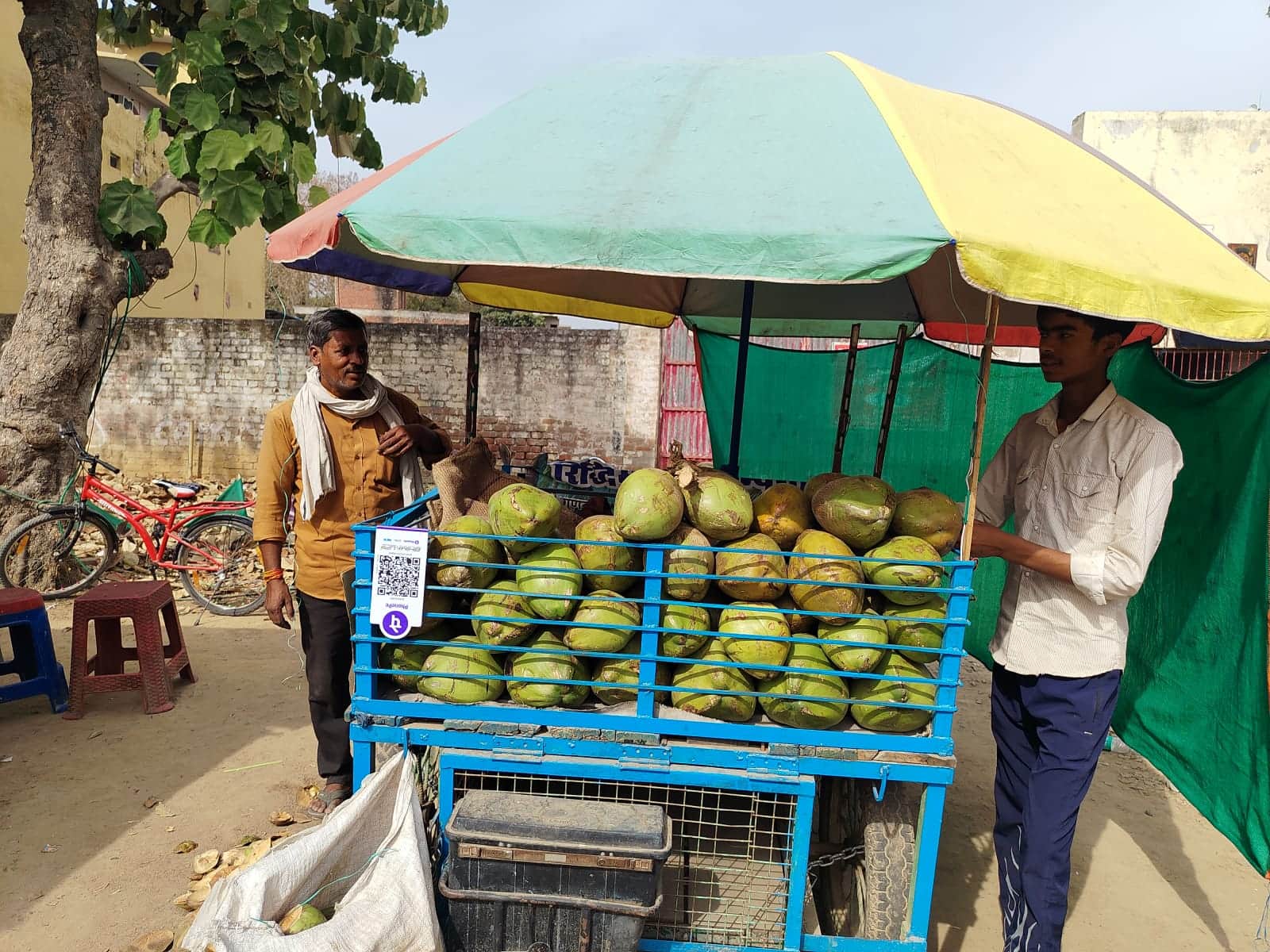 फोटो-5-कानपुर रोड पर लगी नारियल की रेहड़ी। संवाद