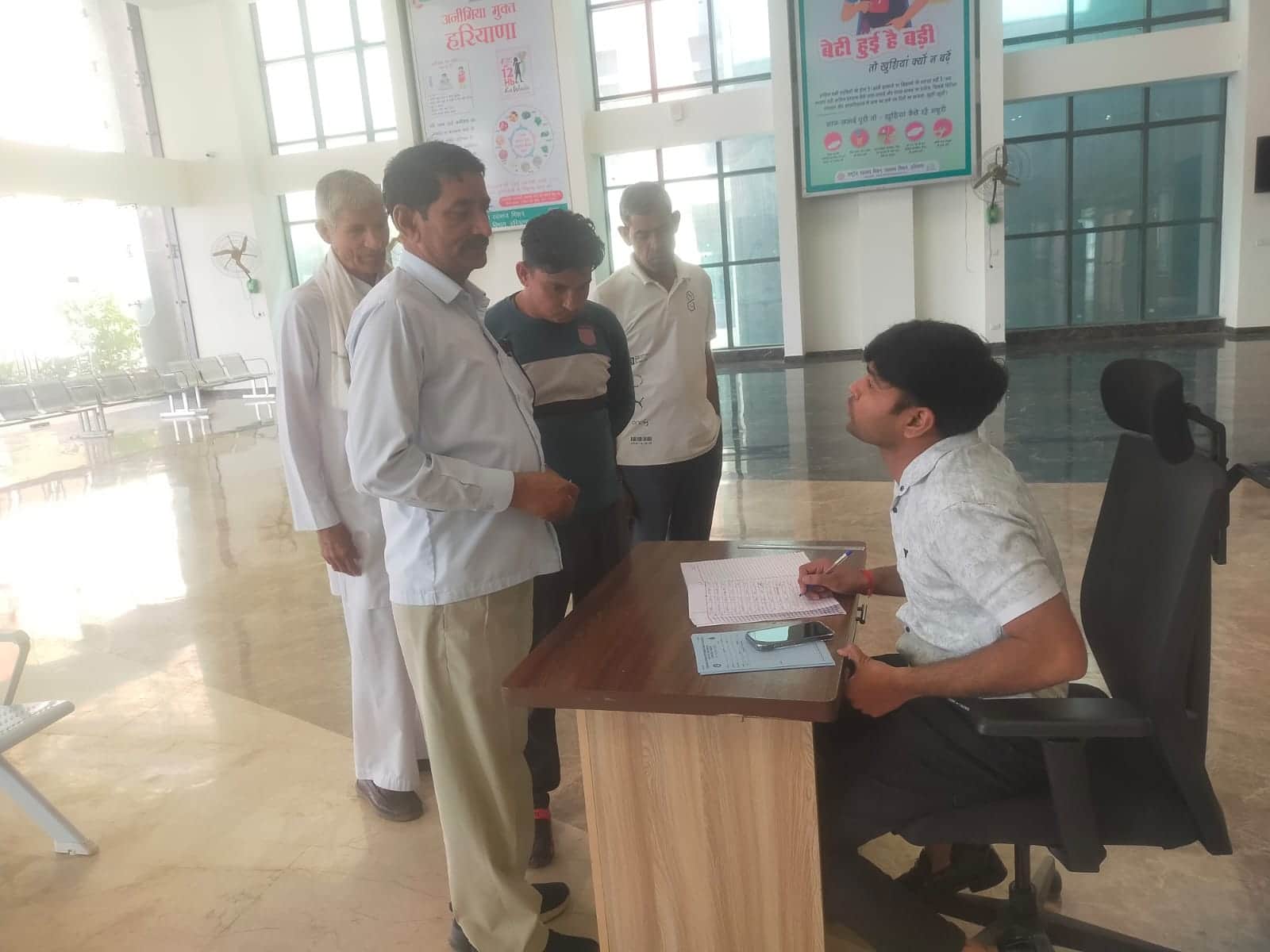 फोटो 6कोरियावास मेडिकल कॉलेज में मरीजों की जांच करते चिकित्सक।संवाद