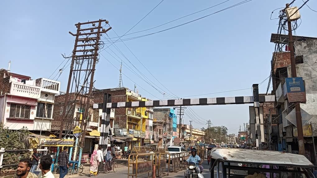 फोटो-9-बलरामपुर के झारखंडी रेलवे क्रासिंग के पास लगे बिजली के खंभे।-संवाद