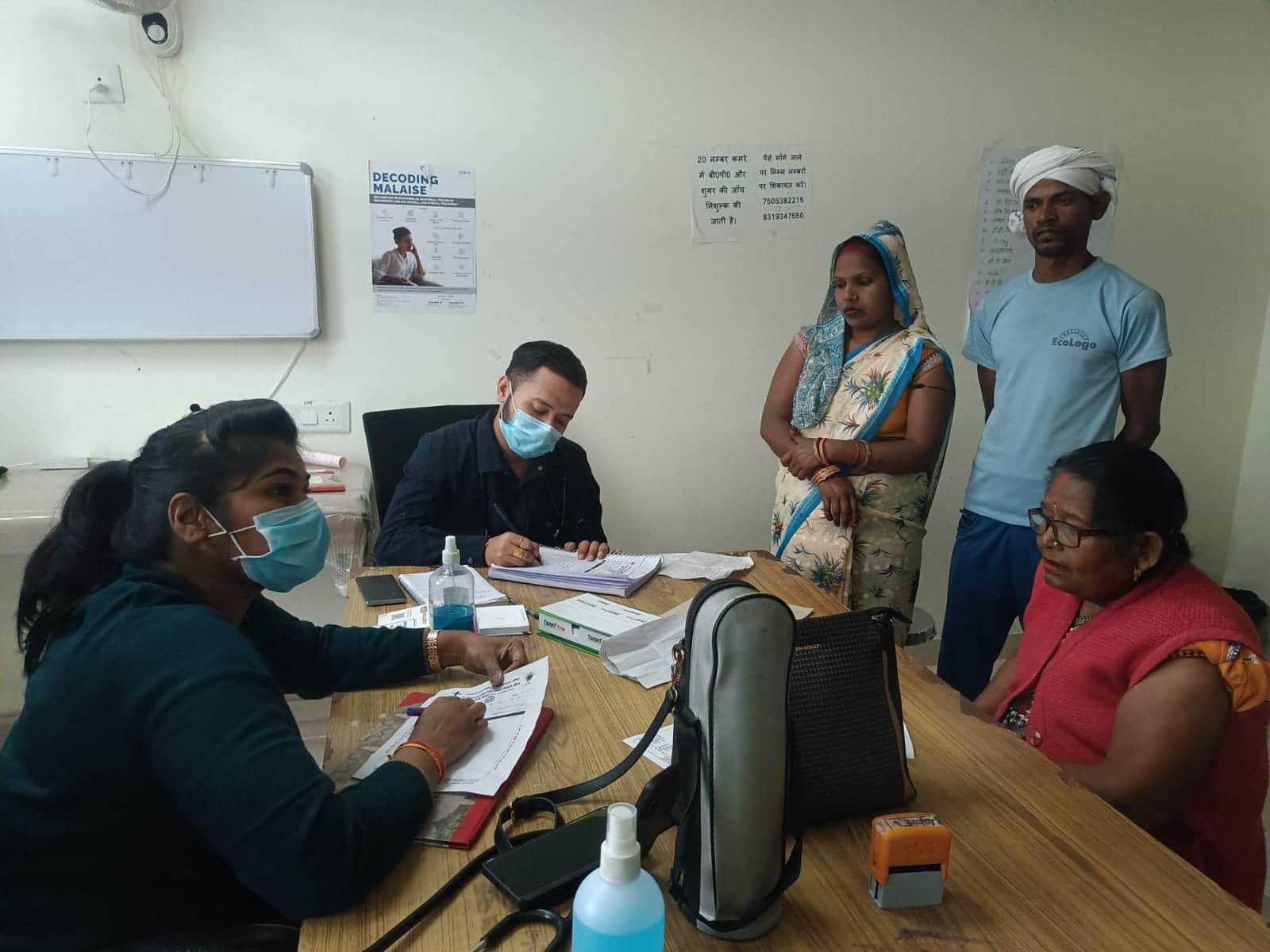 फोटो-9-मेडिकल कॉलेज में मरीज देखते चिकित्सक।