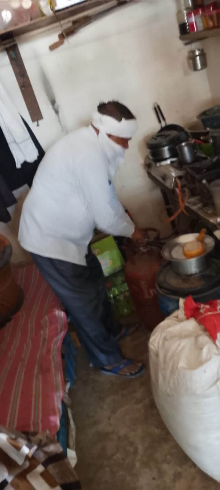 फोटो नंबर- 11छापेमारी के दौरान दुकानों से घरेलू सिलेंडर बरामद करती टीम। स्रोत- प्रशासन