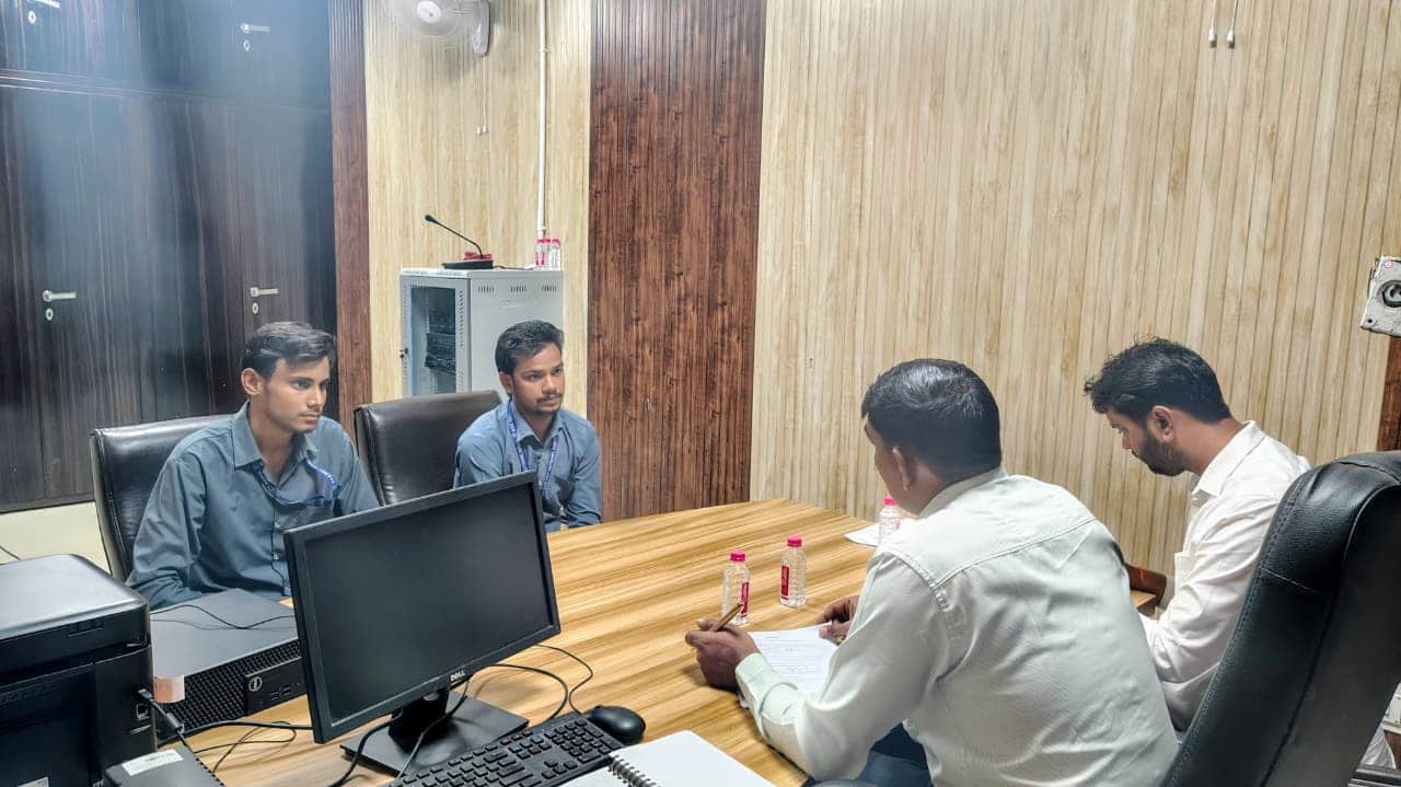 फोटो नंबर- 22बीकेएन कॉलेज में विद्यार्थियों का साक्षात्कार लेते कंपनी प्रतिनिधि। स्रोत- सं