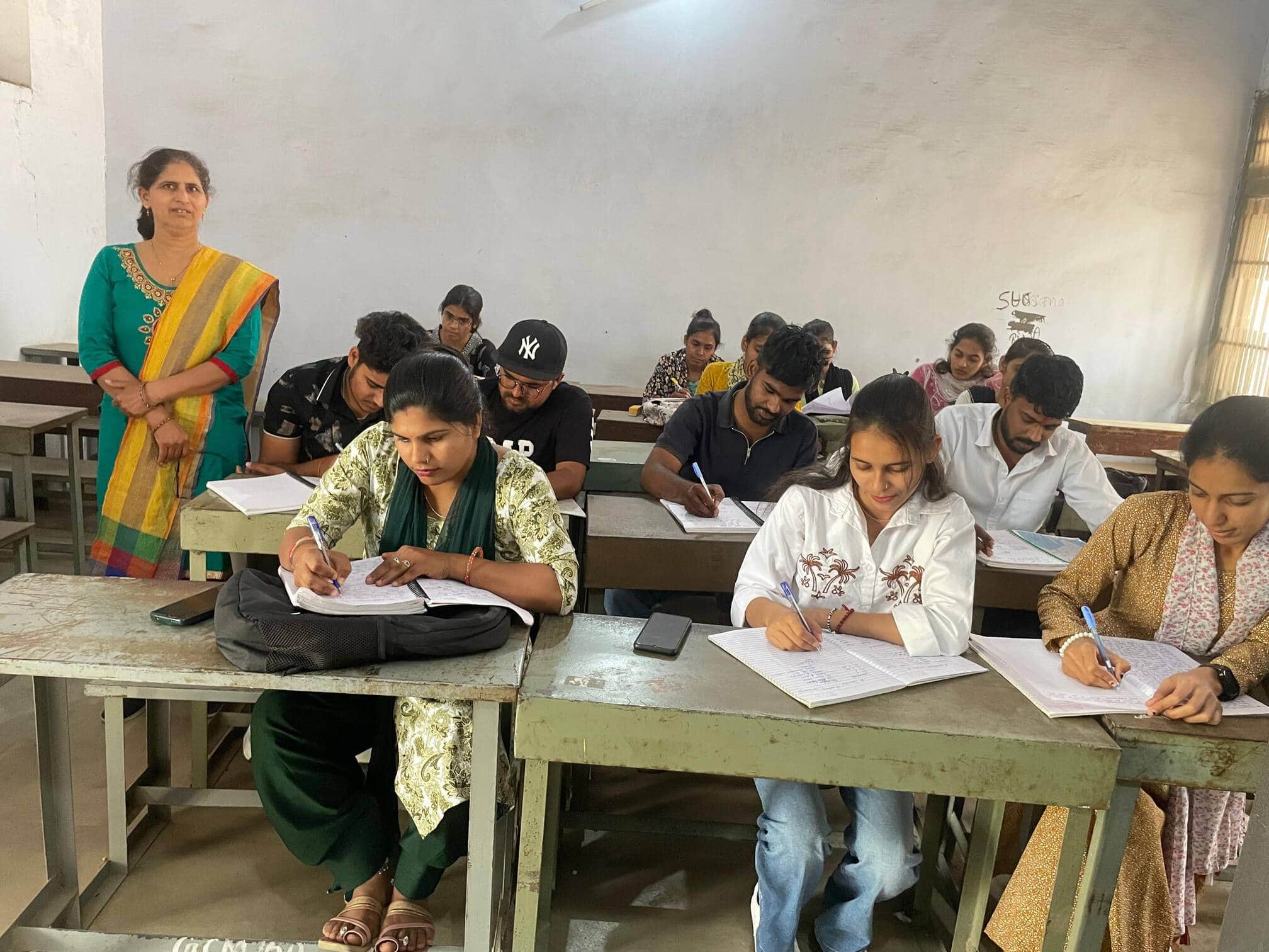 फोटो संख्या:51- राजकीय महाविद्यालय में निबंध प्रतियोगिता में हिस्सा लेते विद्यार्थी--स्रोत- महा