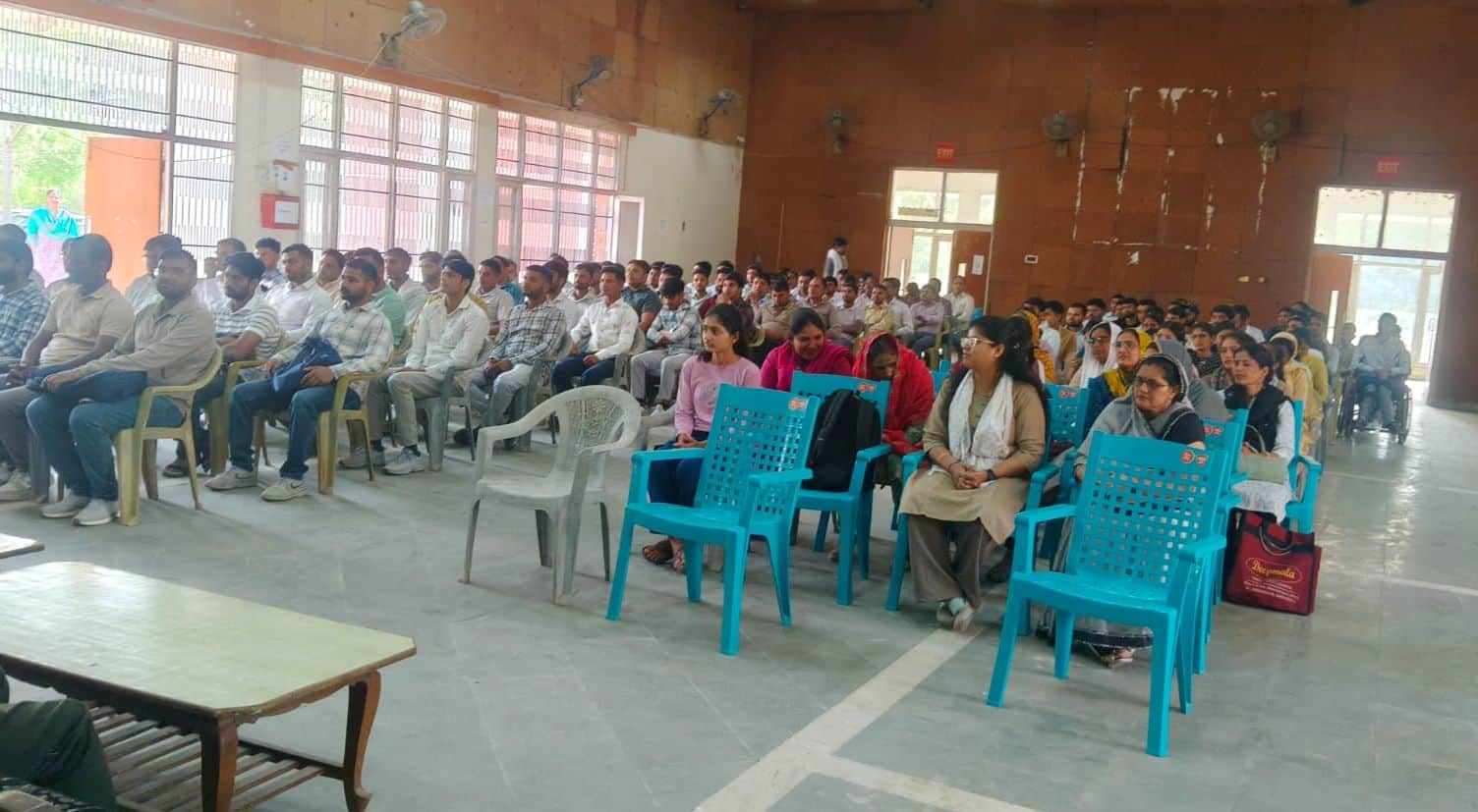 फोटो संख्या:62- महेंद्रगढ़ डायट में प्रशिक्षण लेते चतुर्थ क्षेणी  कर्मचारी--स्रोत- संस्थान