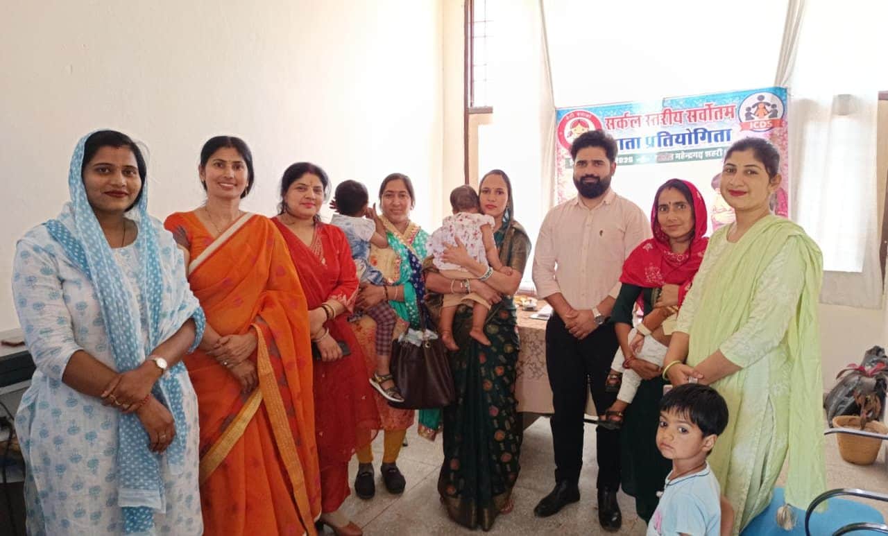 फोटो संख्या:63- लघु सचिवालय में स्थित महिला एवं बाल विकास  कार्यालय में महिलाओं को सम्मानित कर