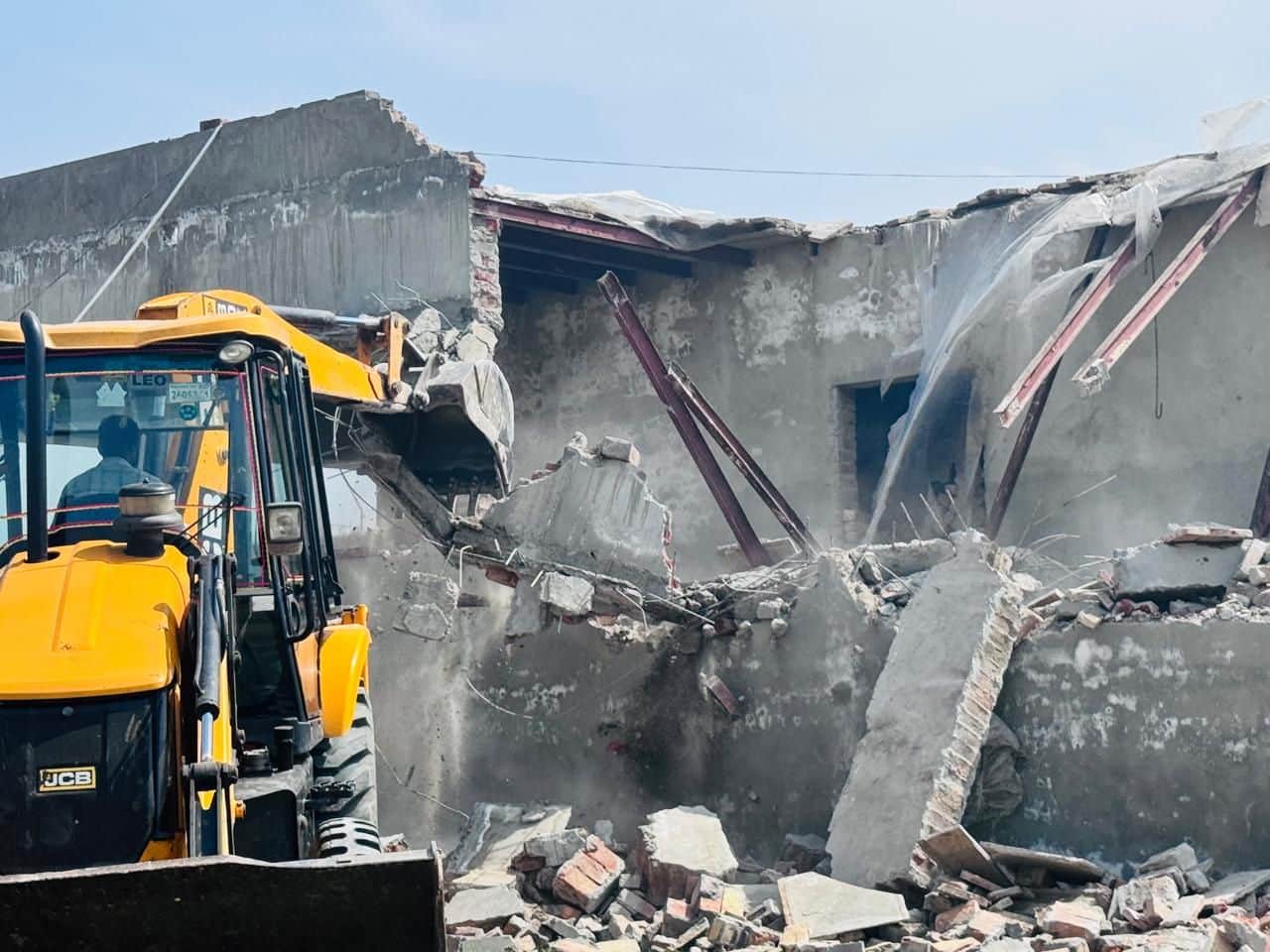 फोटो : सोनीपत के एक गांव में फार्म हाउस को ध्वस्त करता बुलडोजर। स्रोत: प्राधिकरण