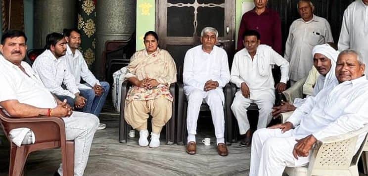 फोटो : सोनीपत के गन्नौर हलके में जनसंपर्क अभियान के दौरान उपस्थित इनेलो प्रदेश सचिव सुरेश त्याग